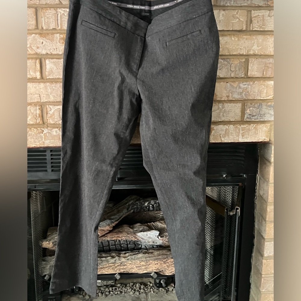 Express cropped editor pants in charcoal gray. Size 10. Buttons on side opening